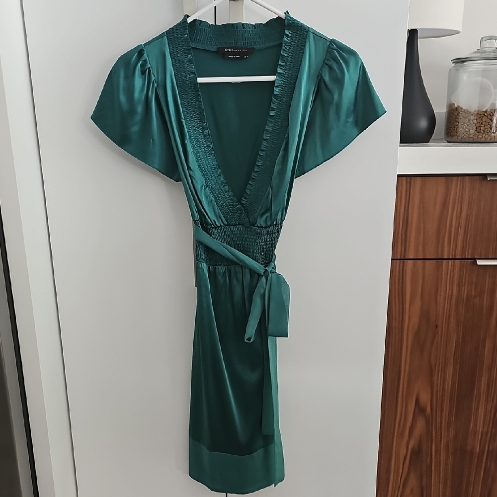 BCBGMaxAzria Green Midi Sundress with Plunge Neckline and Flutter Sleeves